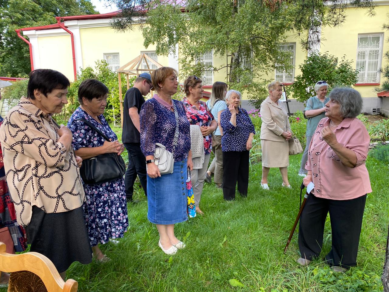 Гости музея Тургенева побывали на экскурсии в Маменькином садике
