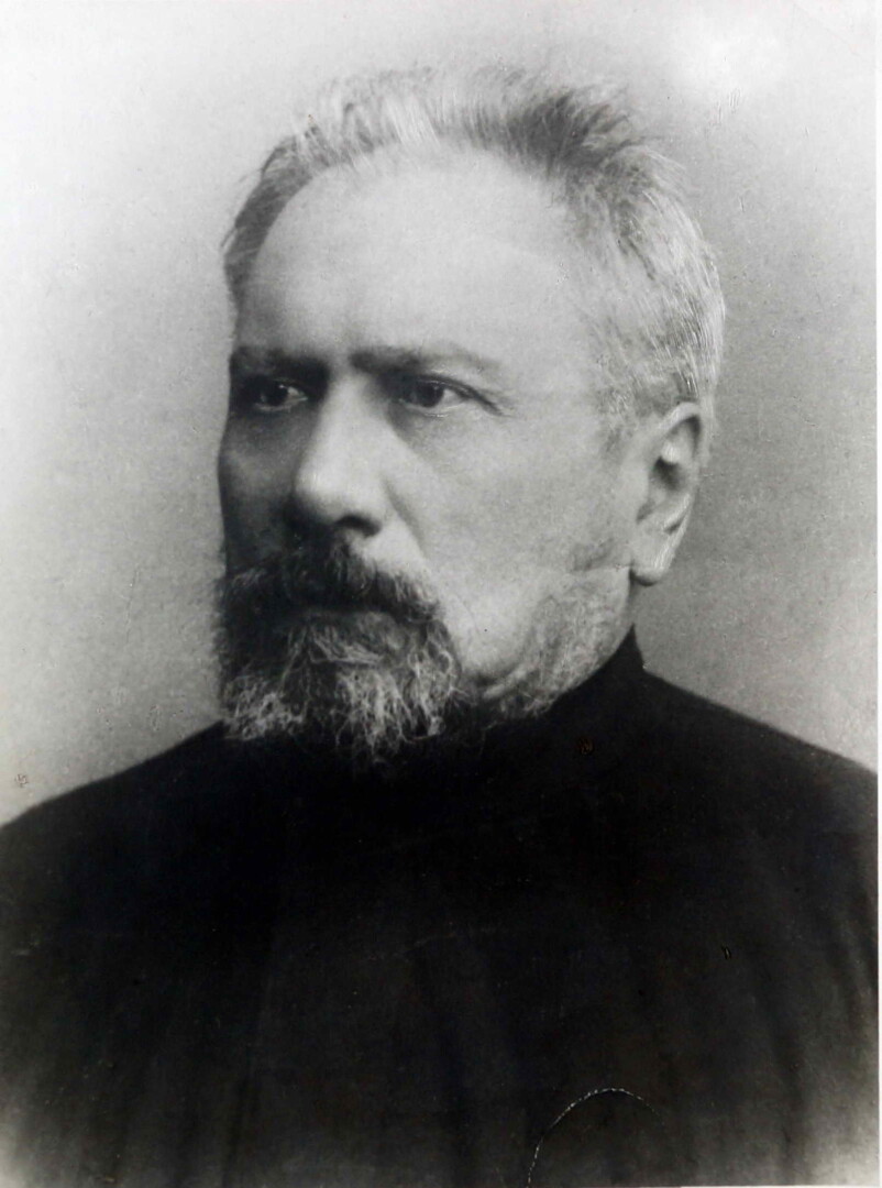 На книжной полке у Н.С. Лескова